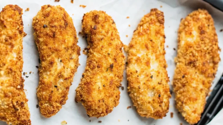 Goldbraune, knusprige Air Fryer Hähnchenstreifen serviert auf einem Teller mit einem BBQ-Dip.