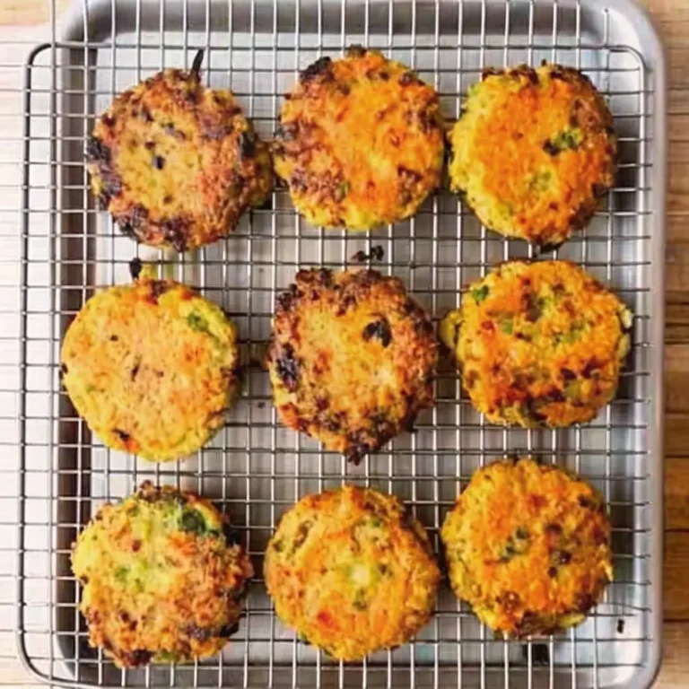 Leckere, goldbraune Zucchini-Möhren-Puffer