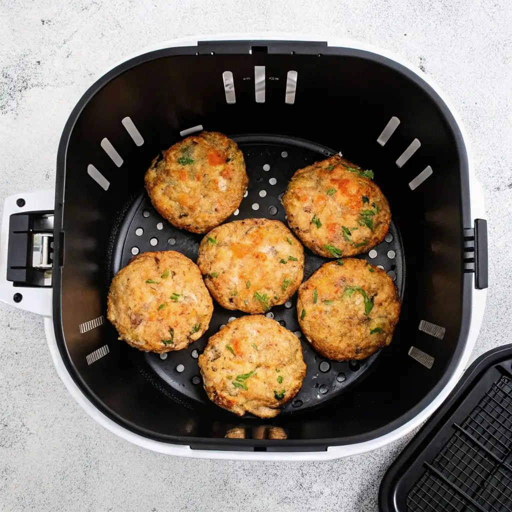 Knusprige Zucchini-Möhren-Puffer, frisch gebacken im Airfryer.