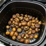 Champignons garen im Airfryer – goldbraun gebratene Pilze in der Airfryer-Schale, knusprig und aromatisch