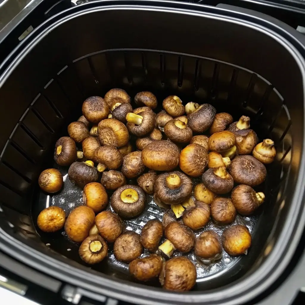Champignons garen im Airfryer – goldbraun gebratene Pilze in der Airfryer-Schale, knusprig und aromatisch

