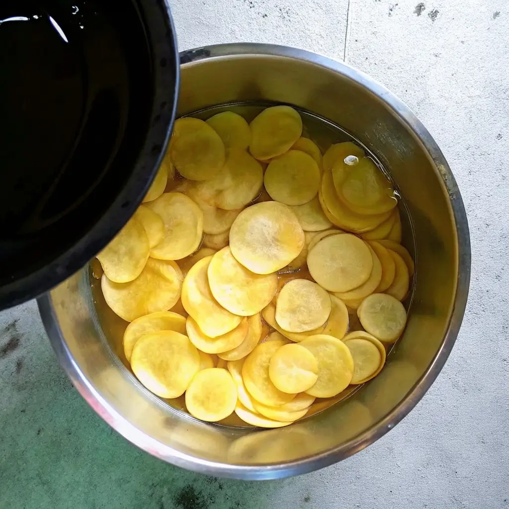 Geschnittene Kartoffeln werden in Wasser gewaschen, um die Stärke zu entfernen – ein wichtiger Schritt für knusprige Chips im Airfryer.