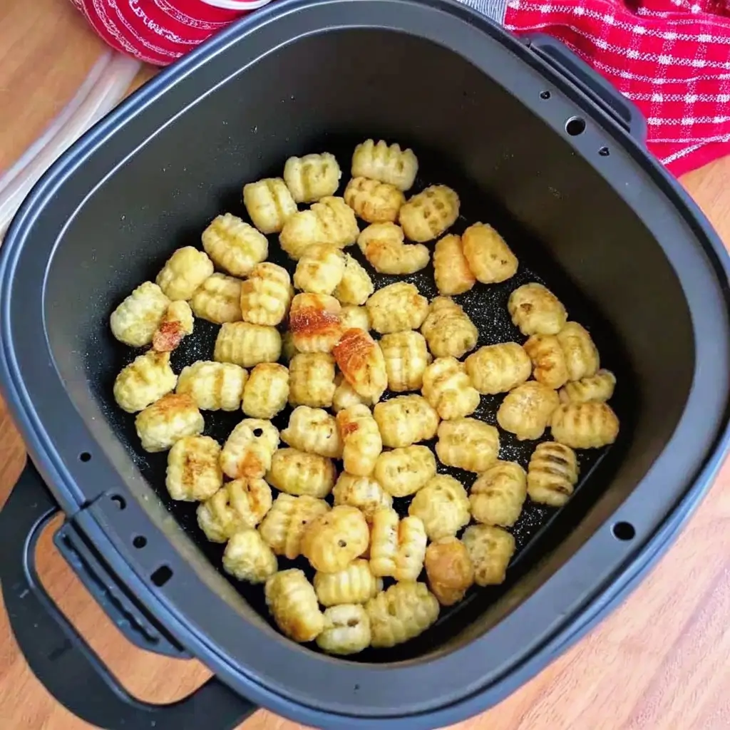 Knusprige Gnocchi im Airfryer, goldbraun gebacken und perfekt für ein schnelles Snack-Rezept.