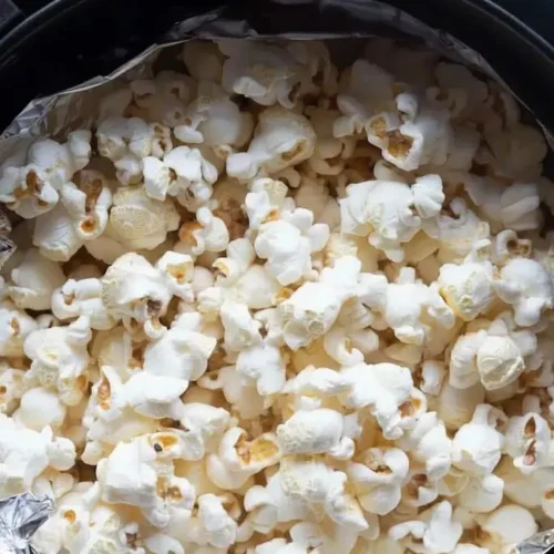 Serviervorschlag für Popcorn aus der Heißluftfritteuse für einen Filmabend.