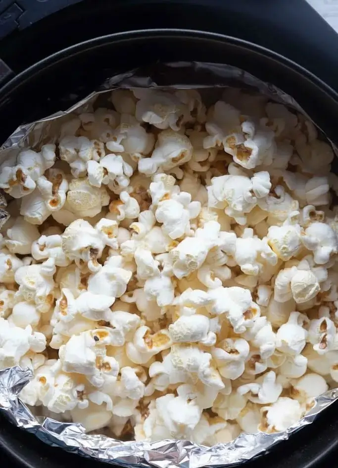 Serviervorschlag für Popcorn aus dem Airfryer für einen Filmabend.
