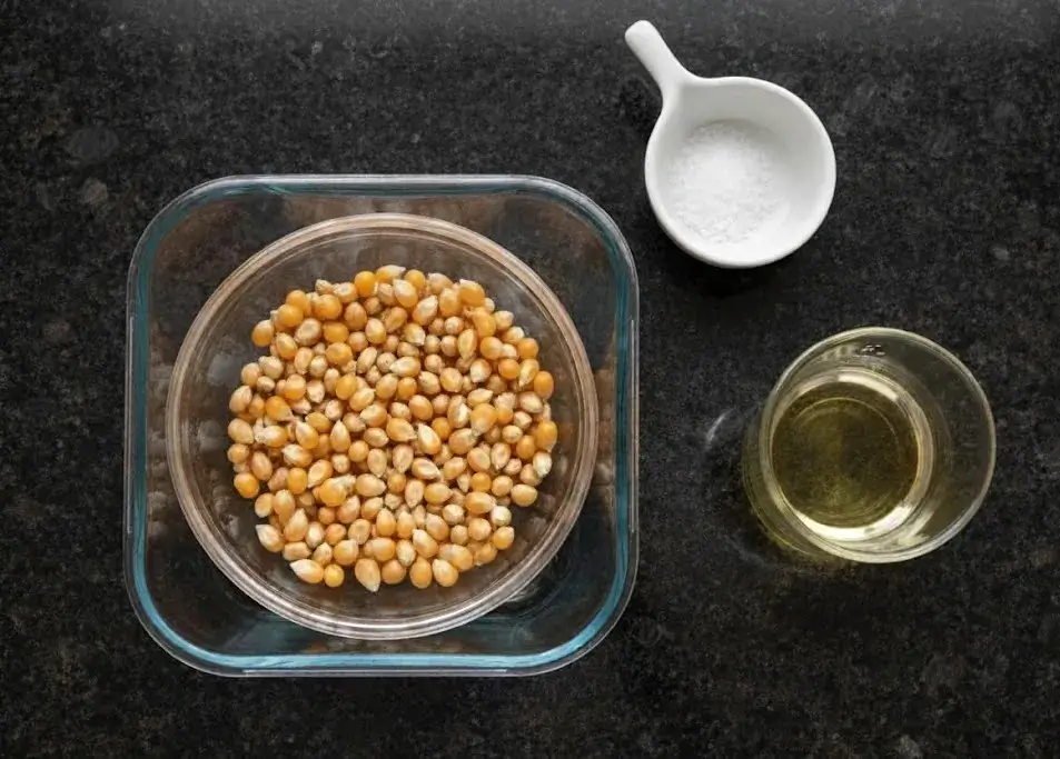 Alle 3 Zutaten für das Rezept Popcorn aus der Heißluftfritteuse.