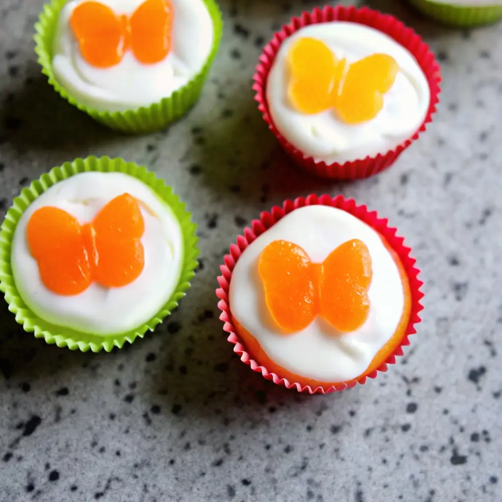 Fertige Käsekuchen Muffins mit cremiger Quarkmasse & Schmetterlings-Deko aus Mandarinen – perfekt portioniert & unwiderstehlich süß