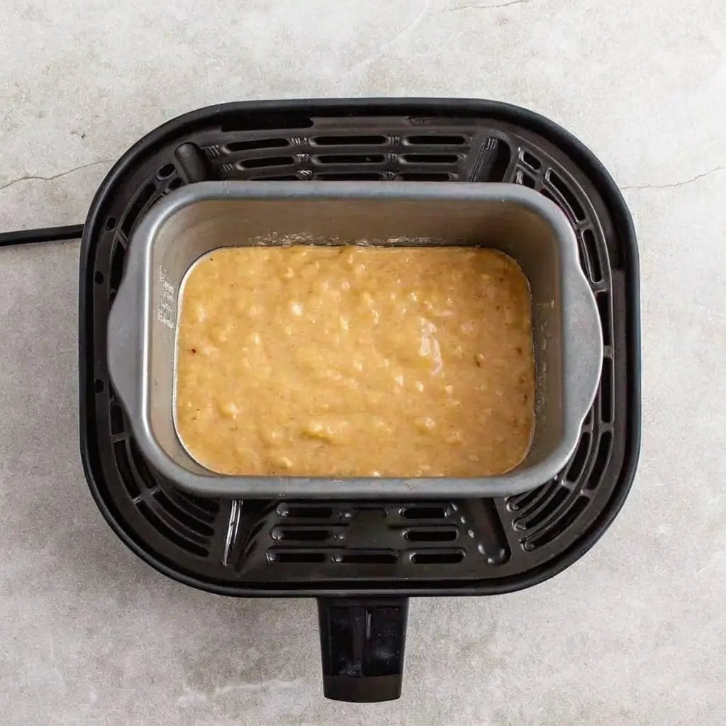 Bananenbrot Zubereitung – Teig in Backform im Airfryer vor dem Backen. Einfach, sauber & perfekt portioniert für ein gelungenes Ergebnis.