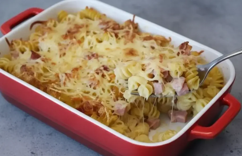 „Knuspriger Nudelauflauf servieren: Mit Gabel aufnehmen, Käse zieht – perfekt aus dem Airfryer“