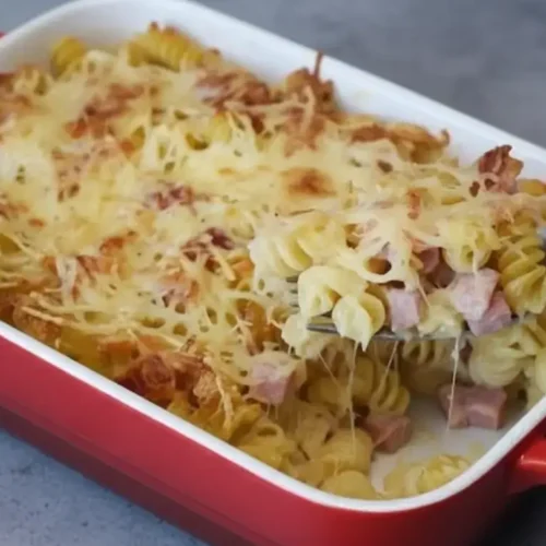 „Knuspriger Nudelauflauf servieren: Mit Gabel aufnehmen, Käse zieht – perfekt aus dem Airfryer“