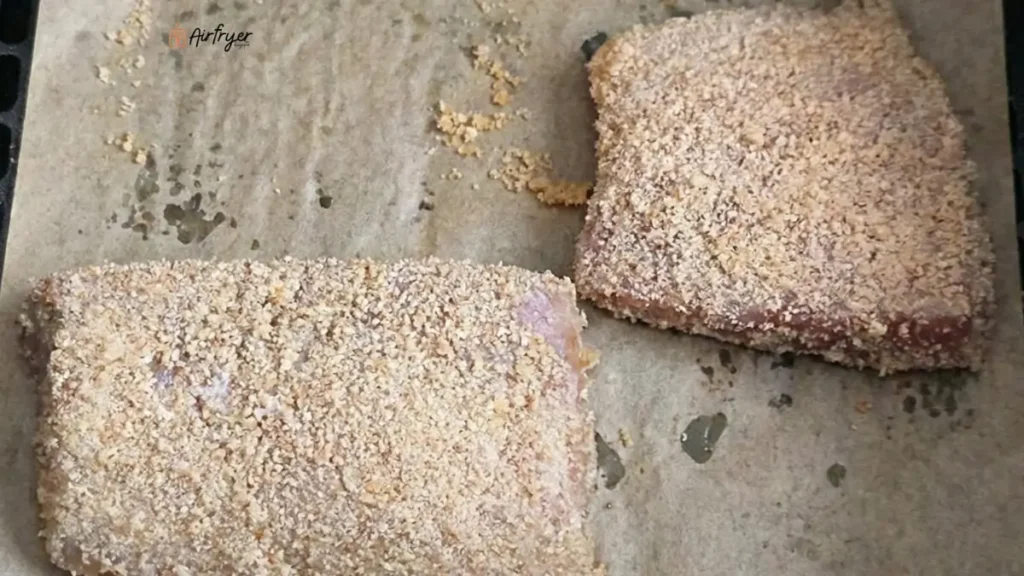 Die Zubereitung von Fischfilet in der Heißluftfritteuse: Einlegen in den Korb.